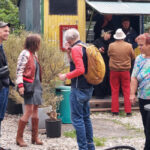 Mehrere Personen stehen vor dem Getränkewagen