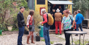 Mehrere Personen stehen vor dem Getränkewagen